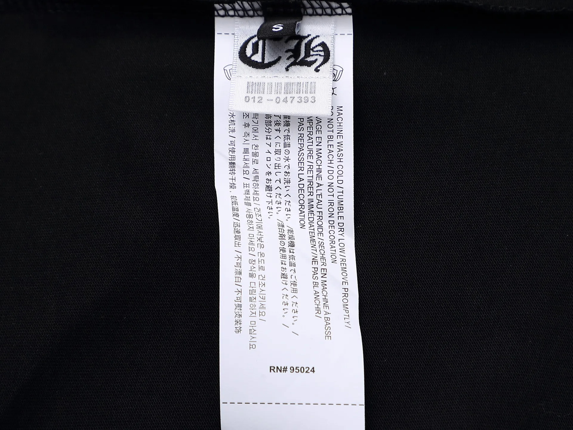 P170 280g exclusive version] Chro*e Hets 𝟐𝟎𝟐5 Spring and Summer Washed Hollow Three-dimensional Embroidery + Three-dimensional Stitch High-density Embroidery Round Neck Short Sleeves 2025SS latest short sleeves adopt the inherited Wash-water Hollow Three-dimensional Embroidery + Three-dimensional Stitch Embroidery is a form of high-density embroidery. Hollow embroidery. The good embroidery areas will protrude to form three-dimensional embroidery. To make the embroidery pattern clear, novel and layered, hollow embroidery uses high temperature to separate the hot-melt adhesive film from the cut pieces to obtain the finished embroidery product. After embroidery, high-temperature washing is performed to dissolve the padded foam glue to form a hollow center, showing a soft three-dimensional feel. The hand feels very soft and light!  Three-dimensional needle-stitching high-density embroidery, the stitching has a strong sense of line and three-dimensionality, the stitching is vivid and lively, and the coverage is also good. Three-dimensional needle-stitching embroidery technology is a brand-new embroidery technology that combines traditional embroidery technology with modern color concepts to create amazing artistic effects. This technology can instantly dye a white thread to create a natural color transition, giving your work a colorful effect. Whether it is flowers, animals or abstract patterns, three-dimensional needle embroidery technology can make them lifelike, as if giving them vitality. In this era of pursuing personalization and uniqueness, three-dimensional needle embroidery technology makes embroidery more personalized and charming, making you the center of attention whether in formal occasions or daily wear. In addition, three-dimensional needle embroidery technology is also durable and waterproof, so you don’t have to worry about it fading or being damaged. In short, it is an innovative craft that perfectly combines art and fashion, making the work more beautiful, unique and precious. If you want to make yourself more personalized and charming, try this round neck short sleeve!  Washed hollow three-dimensional embroidery ➕ Three-dimensional needle-stitched high-density embroidery. The double embroidery process makes the whole dress show its exquisite craftsmanship. The retro and classic are vividly displayed on this dress! The front and back patterns of the clothes are all made of washed three-dimensional embroidery, showing a low-key and luxurious fashion sense from any angle. It is an outstanding and eye-catching classic style that stands out among many spring and summer new styles! The front and back patterns are completely combined, rich in layering, full of three-dimensionality, very soft to the touch, fashionable and classic. This short-sleeved shirt is both low-key and has a rock style that is unique to Crowe. It is avant-garde and retro. The two styles are displayed on the same piece of clothing, colliding with unique creative sparks. It can be said to be avant-garde, full of personality, fashionable and versatile, and the same style for male and female couples! An excellent hit! Creative design, double embroidery, excellent craftsmanship, exquisite details and first-class feel! An excellent hit! It is made of 280 grams of double yarn and double ply dust-free imported pure cotton fabric. It has been washed and high-temperature shaped and pre-shrunk. The fabric is comfortable and breathable. It will not shrink after repeated washing. The fabric has a high-end and exquisite texture and a first-class feel! High-density embroidery has good firmness and is not easy to fall off! The detail processing is 100% perfect. It looks great no matter how you match it with various styles. High weight and high quality. Exclusive version. Non-market ordinary version. Enlarge real shot details. Instant sale of all versions. Compare at will. Quality is absolutely guaranteed. A must-have for fashionistas. Control it at will. Definitely one for everyone. A must-have for men and women couples! The most 🆕first release, the exclusive first release, the same style for men and women, classic, simple and versatile, and the quality is unquestionable!  Chrome Hearts is a famous Hollywood luxury brand founded by Richard Stark in 1988 with unique design style! The design style combines rock punk, street hip-hop and other low-key luxury styles. It adheres to pure handcrafting and exquisite design, so its value as a work of art has far exceeded the meaning of jewelry.  Color: Black White Size: S M L XL